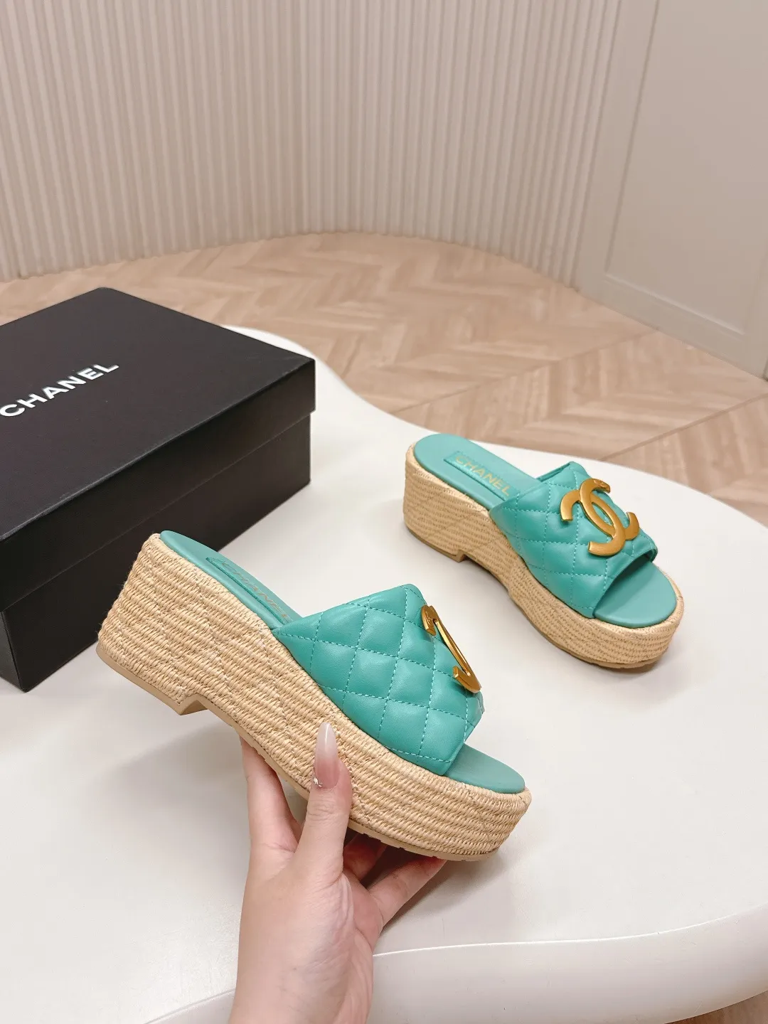 👟👟Ex-factory price 560👟👟 CHANEL Chanel 2025 new sandals and slippers series classic series every style is great rhombus platform sandals and slippers elegant and noble comfortable and versatile upper: sheepskin foot pad: sheepskin sole: rubber outsole size: 35-40
